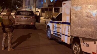 Homem de 20 anos aponta arma para policiais e morre em confronto em Camboriú