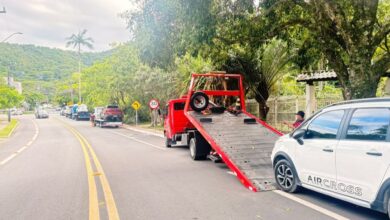 Fiscalização multa mais de 40 veículos por estacionamento irregular nas praias agrestes de Balneário Camboriú