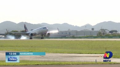 Carregadores sem fio nas poltronas do aeroporto de Navegantes