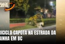 Triciclo capota na Estrada da Rainha em Balneário Camboriú