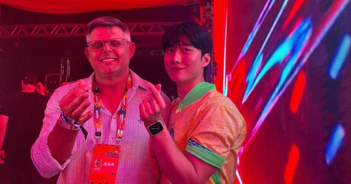 Pai da cantora tira foto com Sunghoon Jang