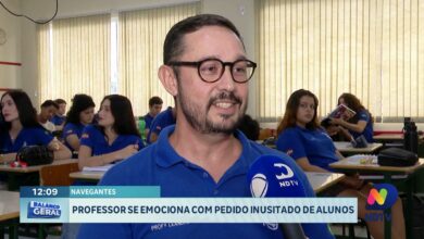 Professor se emociona com pedido surpresa de alunos em Navegantes