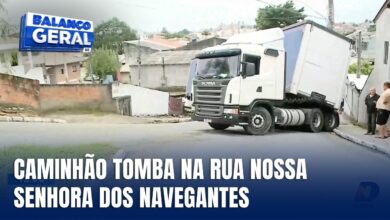 Caminhão tomba na Rua Nossa Senhora dos Navegantes em São José
