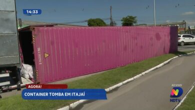 Caminhão tomba no bairro Cordeiros em Itajaí
