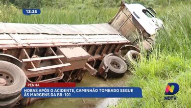 Caminhão tombado segue às margens da BR-101 horas após acidente