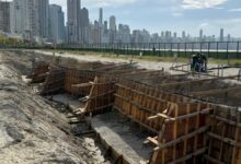 Obra de construção do 'muro invisível' avança para a reta final em praia de Balneário Camboriú