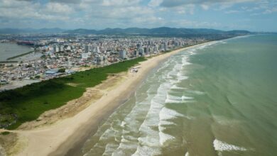 Cidade 'esquecida pelos turistas' tem orla de 11 km com amplo estacionamento grátis em SC