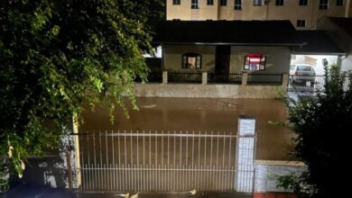 Família com crianças é resgatada após casa alagar em Itajaí