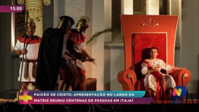 Fiéis acompanham Paixão de Cristo no Parque Dom Bosco e no centro de Itajaí