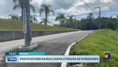 Poste no meio da via preocupa motoristas no acesso em Brusque