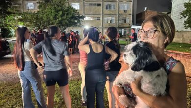 Prédio afunda e moradores fogem com a roupa do corpo após risco de colapso em Itajaí