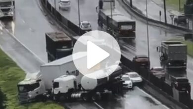 Acidente na BR-101 entre carretas em SC bloqueia trânsito