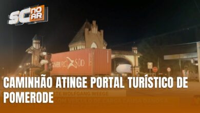 Caminhão atinge portal de Pomerode e danifica cartão-postal da cidade