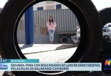 Greici Siezemel leva boas risadas pelas ruas de Balneário