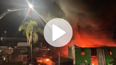 Incêndio destrói galpão, atinge casa e assusta moradores de cidade de SC com risco de explosão
