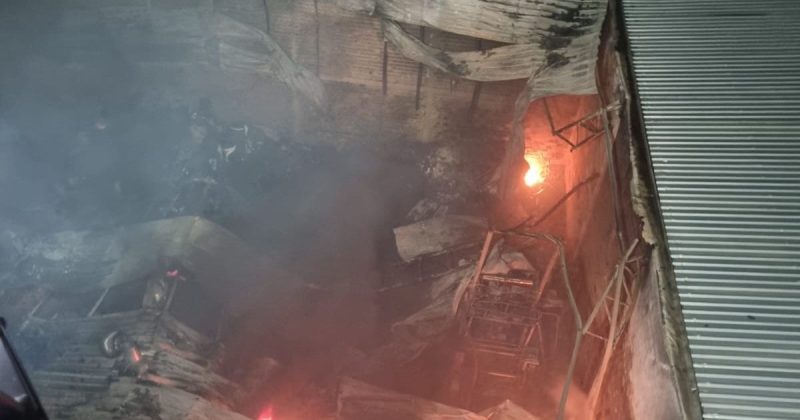 Uma residência próxima ao galpão foi atingida pelas chamas durante o incêndio - CBMSC/Divulgação/ND Mais