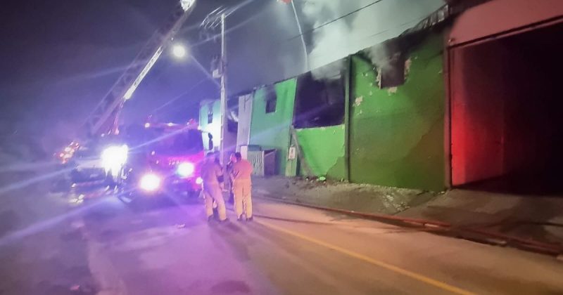 Parte da estrutura do galpão desabou durante o incêndio registrado no bairro Jardim Praia Mar - CBMSC/Divulgação/ND Mais