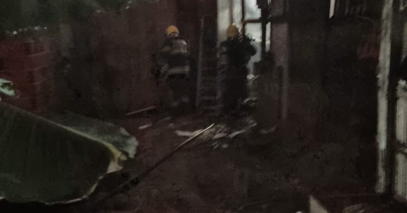 Bombeiros atuaram por cerca de nove horas para controlar as chamas em Itapema - CBMSC/Divulgação/ND Mais