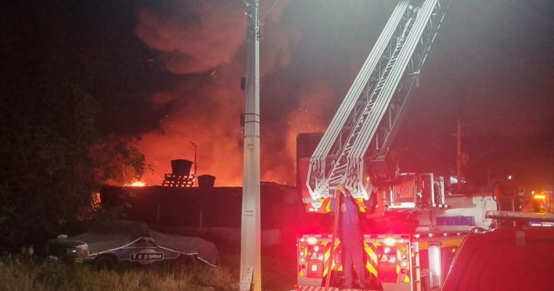 Incêndio destruiu parte do galpão da empresa Plastic Itapema na noite desta quarta-feira (27) - CBMSC/Divulgação/ND Mais