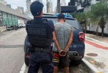 Homem é preso após roubar objetos e ameaçar funcionários com faca em Balneário Camboriú