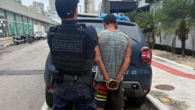 Homem é preso após roubar objetos e ameaçar funcionários com faca em Balneário Camboriú
