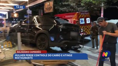 Mulher perde controle do carro e atinge restaurante em BC