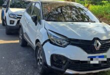 Veículo sinistrado é removido por estacionamento irregular em Taquaras