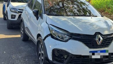 Veículo sinistrado é removido por estacionamento irregular em Taquaras
