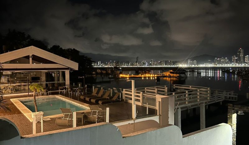 Veja como é área da piscina de casa à beira-mar de Ratinho em SC - Arquivo/ND Mais