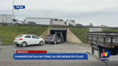 Caminhão fica entalado no Túnel do São Roque e trava trânsito em Itajaí