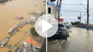 Maré alta surpreende motoristas e invade vias no Centro de Itajaí