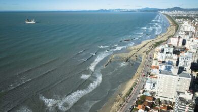 Praia que quase some na maré alta em SC começa a ganhar 70 metros de faixa de areia após obra avançar 30% em três dias